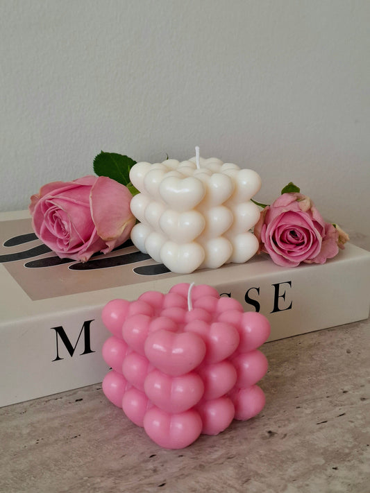 Roze en witte hartjes kaars uit de Love collectie met luxe cadeauverpakking