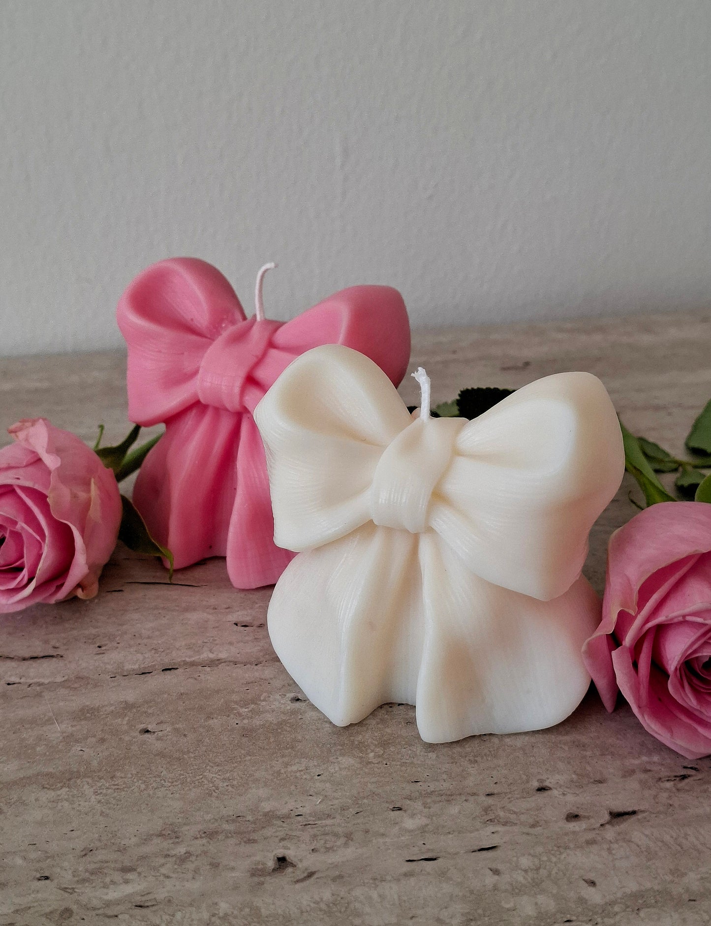 Handgemaakte strik kaars in roze en wit uit de Love collectie met luxe verpakking