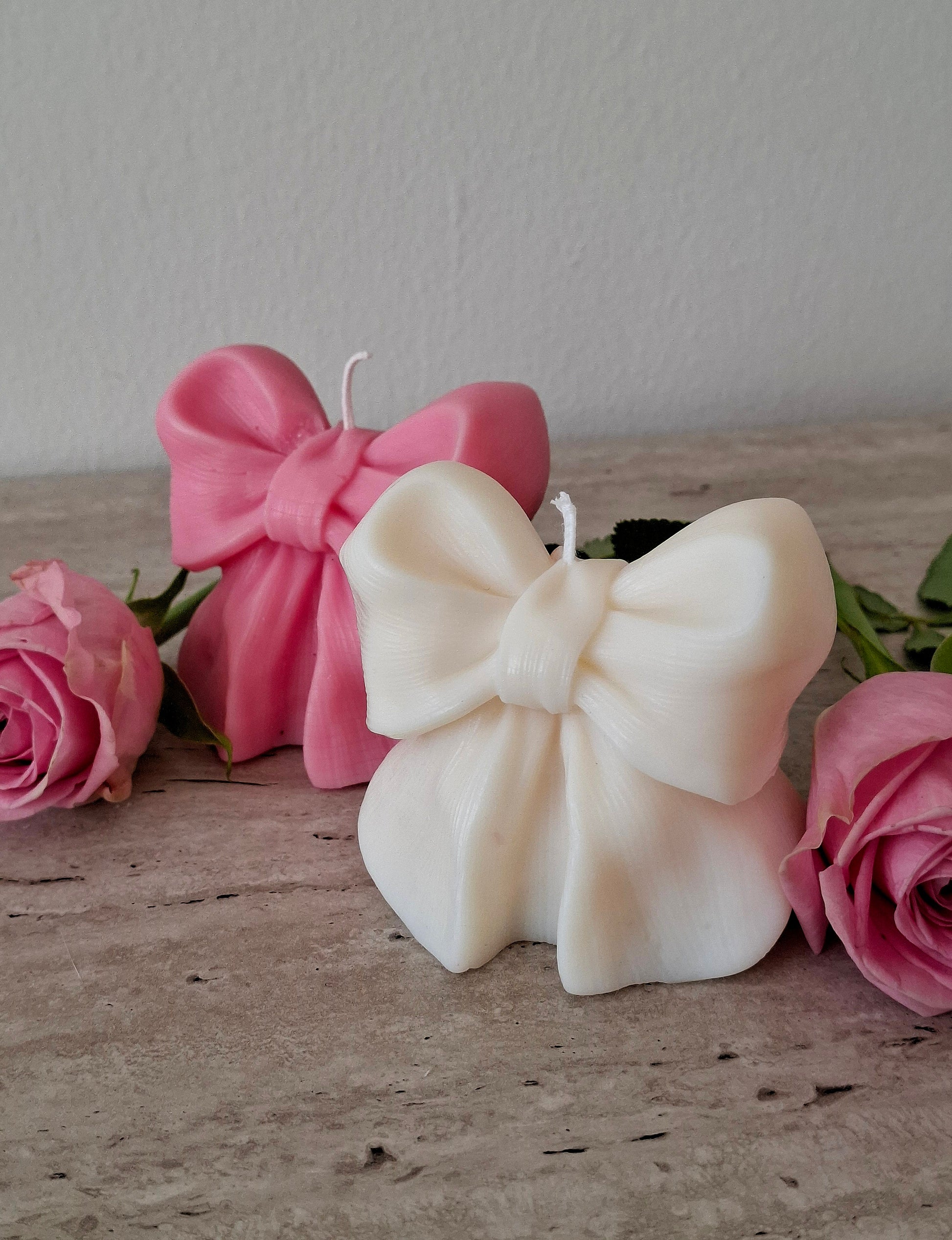 Handgemaakte strik kaars in roze en wit uit de Love collectie met luxe verpakking