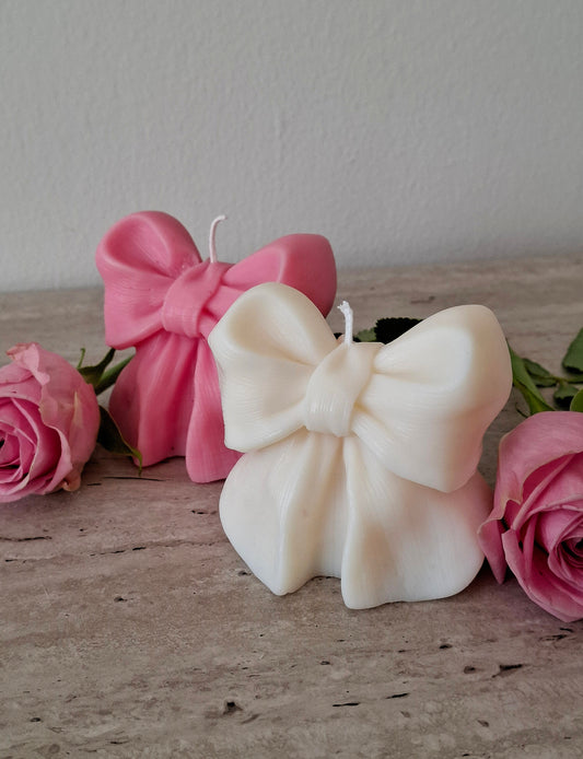 Handgemaakte strik kaars in roze en wit uit de Love collectie met luxe verpakking