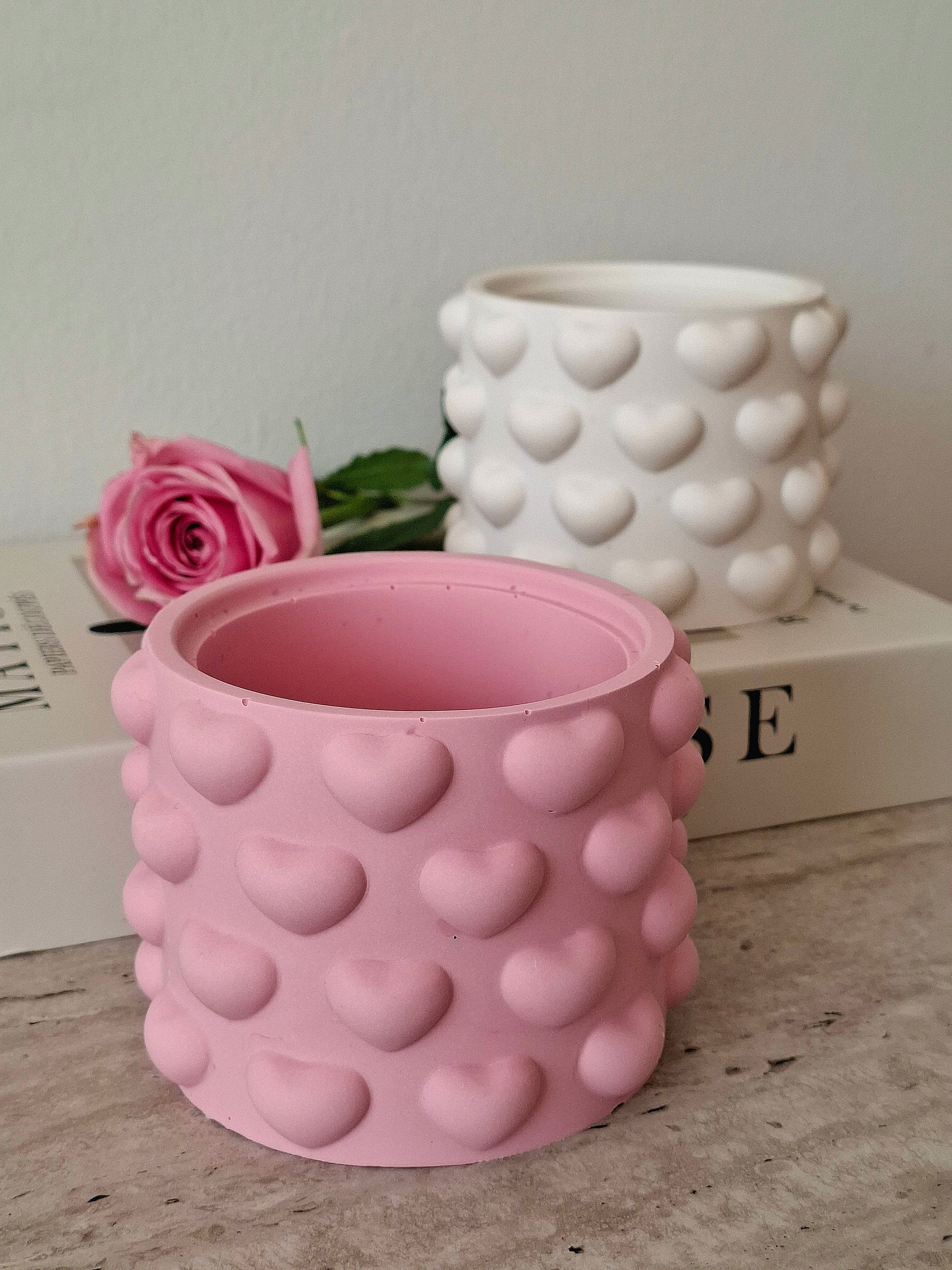 jesmonite decoratie bakje met hartjes uit de love collectie in roze en wit