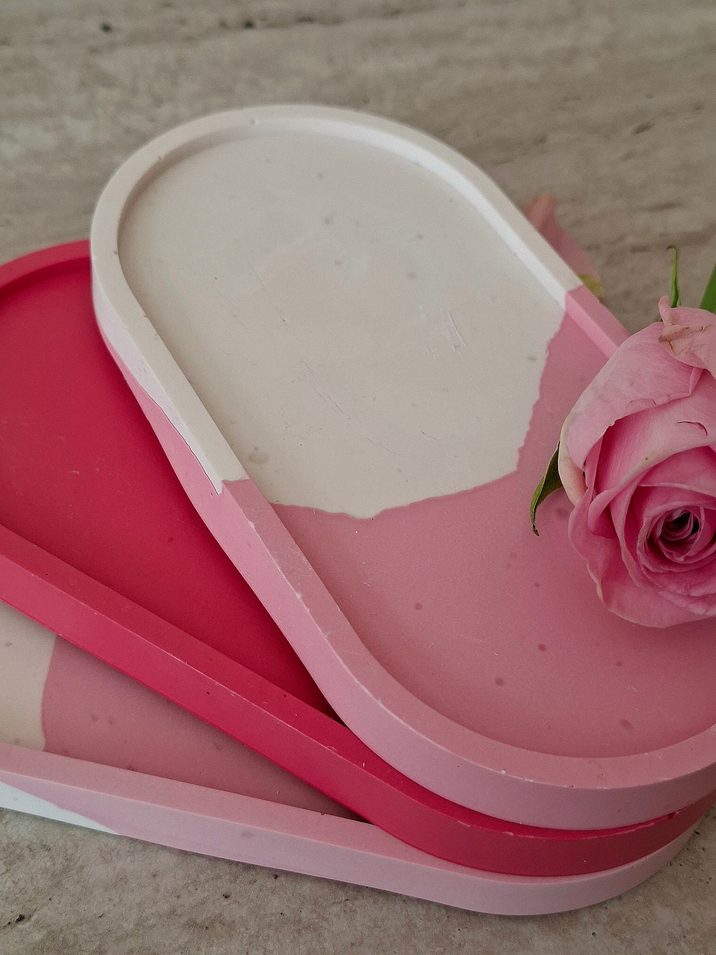 jesmonite decoratie plateau in roze, wit en pink. Uit de love collectie, wordt verpakt in luxe cadeauverpakking