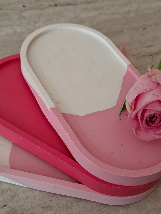 jesmonite decoratie plateau in roze, wit en pink. Uit de love collectie, wordt verpakt in luxe cadeauverpakking