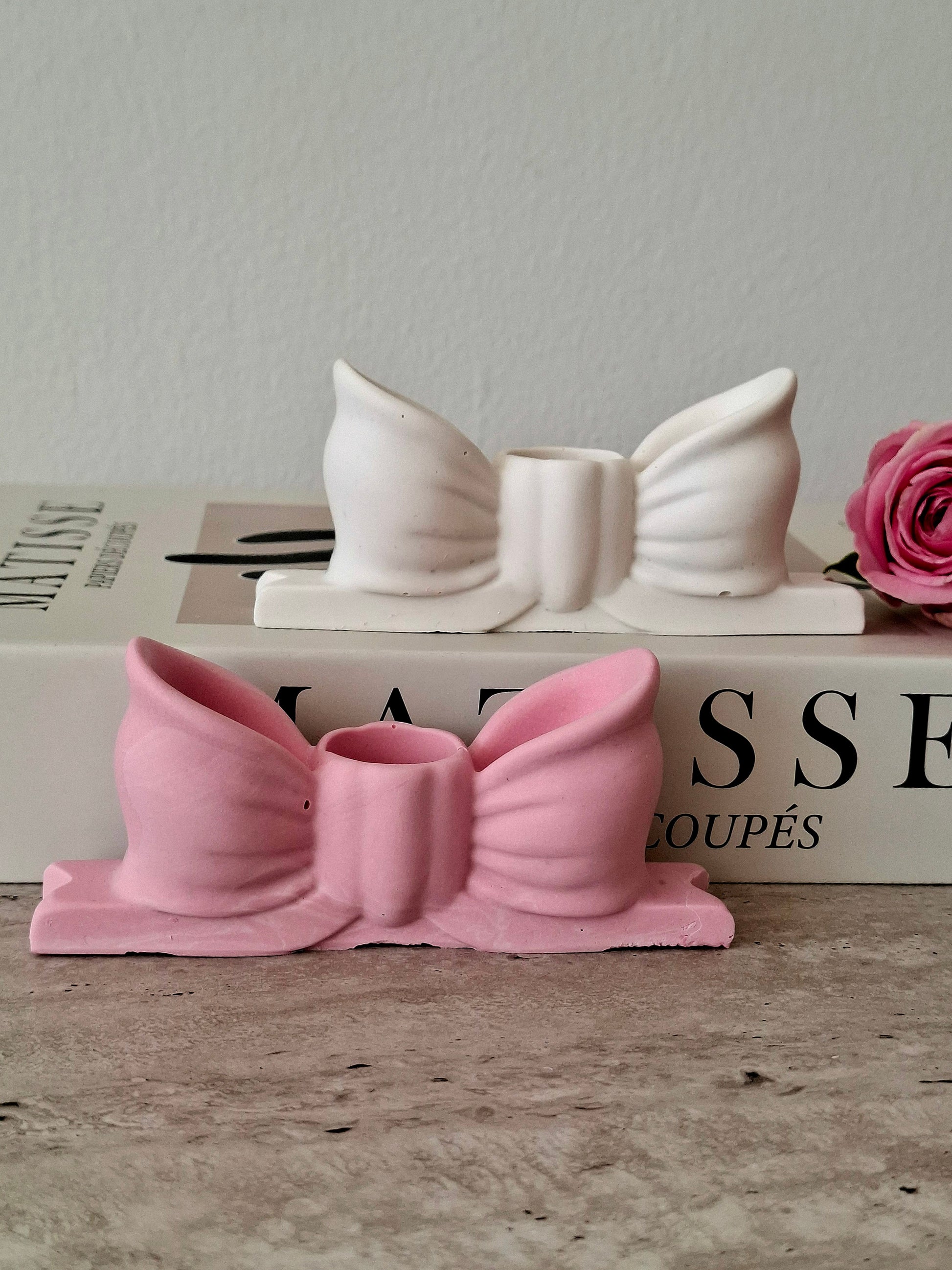 kaarshouder roze wit decoratie van jesmonite uit de love collectie met luxe inpakmateriaal