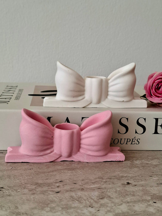 kaarshouder roze wit decoratie van jesmonite uit de love collectie met luxe inpakmateriaal